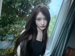 이서, 검은색 민소매와 차분한 장발… 창밖 녹음 아래서 드러낸 평화로운 분위기 (+패션, 스타일, 분위기)