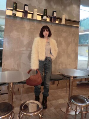 조이, 밝은 셔츠와 아이보리 털 재킷 패션… 편안한 표정으로 시선 집중 (+스타일, 패션, 털재킷)