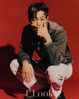 이신영, 밴딩 디테일 재킷과 밝은 청바지… 붉은 배경 속 강렬한 눈빛으로 화제 (+패션, 스타일, 분위기)