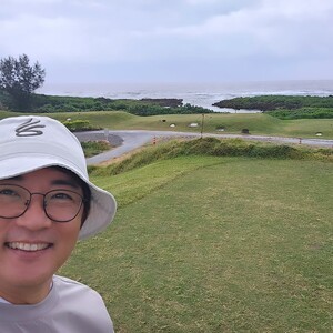 안재욱, 회색 상의에 검은 둥근 안경과 흰색 모자… 밝게 웃는 표정에서 느껴지는 행복한 골프 라운딩 (+패션, 스타일, 골프)