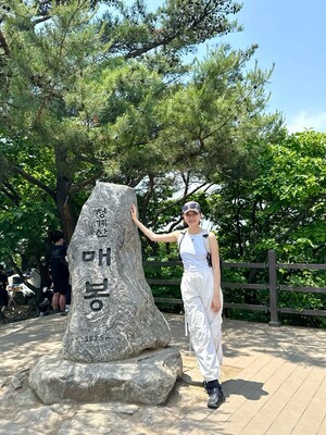 김규리, 흰색 민소매와 헐렁한 통바지 패션… 맑은 하늘 아래 환한 미소로 주목 (+등산, 정상, 패션)