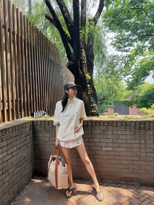 손담비, 흰색 집업 재킷과 밴딩 반바지… 야구 모자 쓴 채 자연스러운 미소 발산 (+패션, 스타일, 근황)