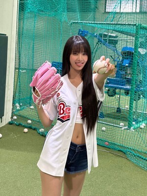 민니, 흰색 야구 유니폼과 핫팬츠… 깜찍한 혀 빼꼼 장난꾸러기 표정으로 시선 강탈 (+패션, 비주얼, 활력)