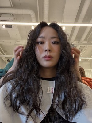 이이담, 하얀색과 검은색의 얇은 상의와 체크무늬 하의… 길고 자연스러운 웨이브 헤어스타일로 시선 집중 (+패션, 스타일, 헤어)