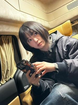 진기주, 짙은 회색 후드티와 밝은 청바지… 고급 차량 안 편안한 모습으로 주목 (+진기주, 패션, 차량)